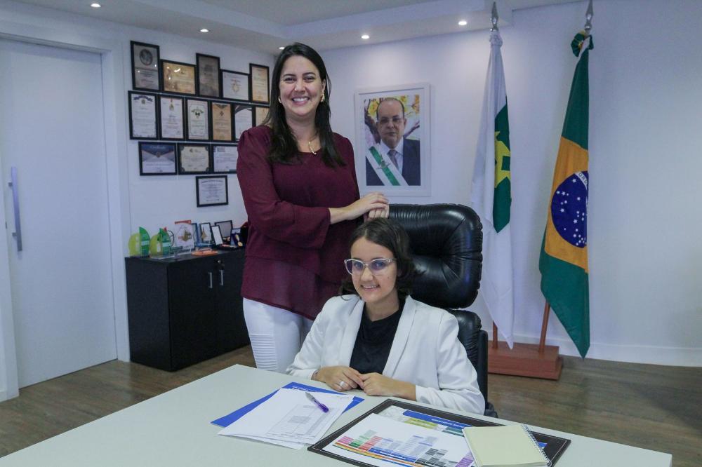 Capa da notícia: Estudante vivencia um dia como secretária de Desenvolvimento Social pelo projeto Meninas em Ação